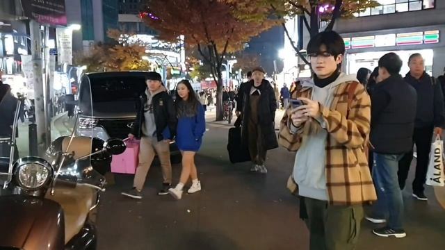 ВЕЧЕРНИЙ СЕУЛ /Район Хондэ/ КОРЕЙСКИЕ ПАРНИ - ПОЮТ И ТАНЦУЮТ. Seoul - night life 2020 смотреть онлайн