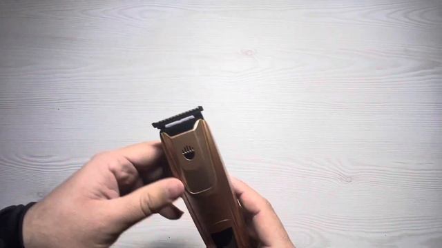 Аккумуляторная беспроводная машинка Kemei KM-PG102 для стрижки волос с насадками смотреть онлайн