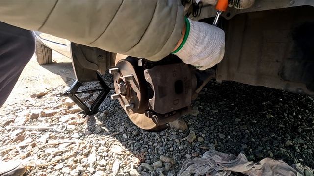 Покупка и замена шин на Passo. Ревизия тормозных колодок. Часть 2. смотреть онлайн