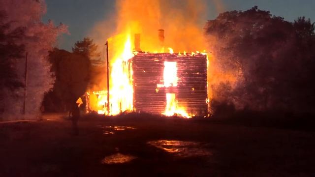Пожар деревянного дома в Рахье , ленобласть смотреть онлайн