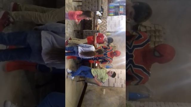 Железный паук веселит детей на дне рождения смотреть онлайн