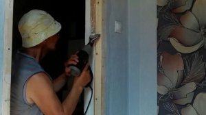 Снимаем старую краску феном.