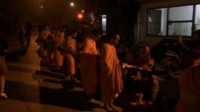 Луанг Прабанг. Утренние монахи. Лаос 2015 смотреть онлайн