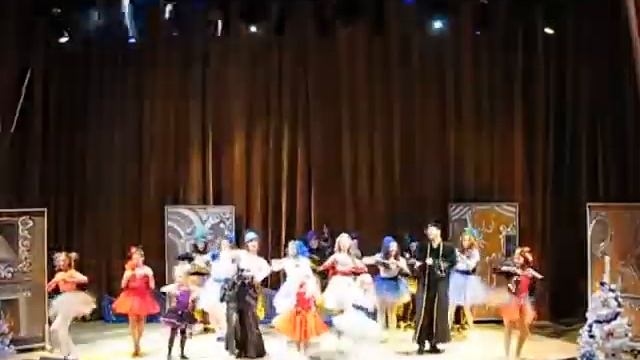 танец Учителя музыки и Королевы с куклами из мюзикла 12 месяцев смотреть онлайн
