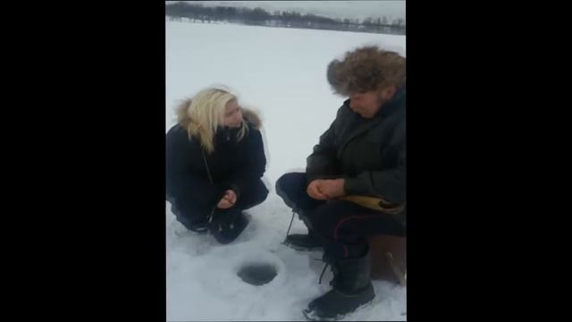 Весёлый репортаж о Зимней Рыбалки смотреть онлайн