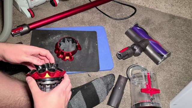 Dyson V10 cyclone disassembly and cleaning. смотреть онлайн