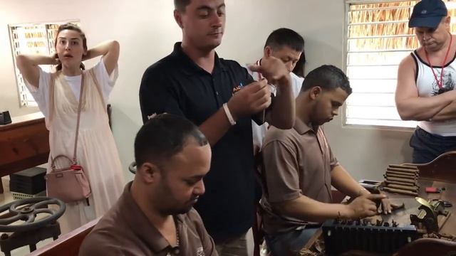 Производство по изготовлению сигар в Доминиканской республике. / Как правильно курить сигары. смотреть онлайн