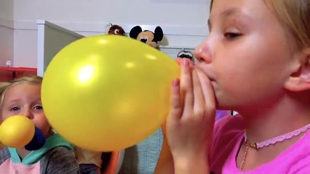 Алиса и Ева распаковка цветных коробок с игрушками - детские истории про яйца с сюрпризами смотреть онлайн