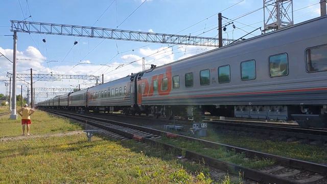 осторожнее на путях! ЭП2К-153 с поездом №480 Сухум - Санкт-Петербург и ЭП2Д-0085 РЭКС | Серпухов смотреть онлайн