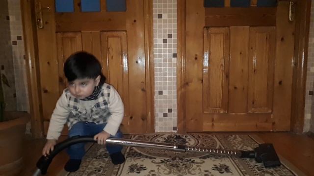 kid with vacuum cleaner - Cleaning home смотреть онлайн