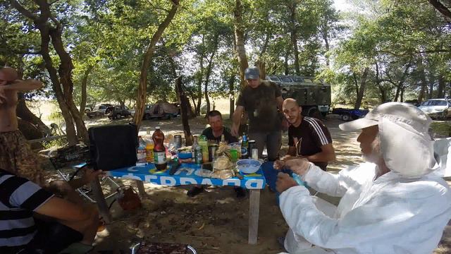 Цимлянские квочники "китобои" в бухте Кривская. Обедать так вместе! Зарисовки Юрия Философа смотреть онлайн