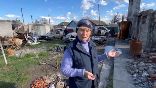 На территории, откуда ВС РФ ушли, украинские журналисты решили спросить местных об ужасах.... смотреть онлайн