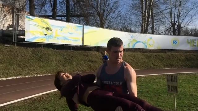 Нет Гантели, не беда! хватай девушку и качай бицуху! смотреть онлайн