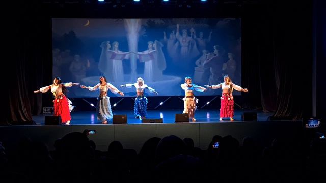 Славянский танец стилизованный под трайбл.