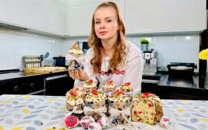 Кулич с рикоттой, ганашом из белого шоколада со сливками, грецким орехом и цукатами.