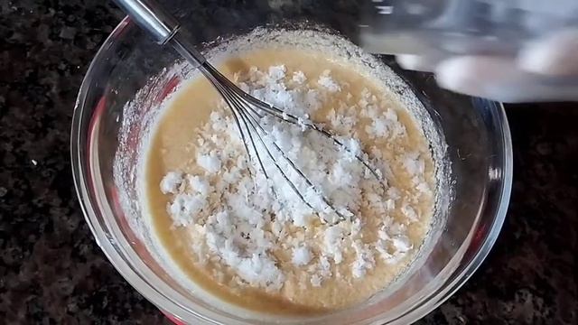 BOLO DE FLOCÃO DE MILHO COM COCO E QUEIJO PARMESÃO! TEM UM SABOR MUITO ESPECIAL! Receita incrível! смотреть онлайн