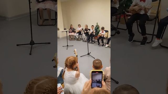 Укулеле Первоуральская художественная школа «Шаги в искусство. Танцуй, рисуй, пой». смотреть онлайн