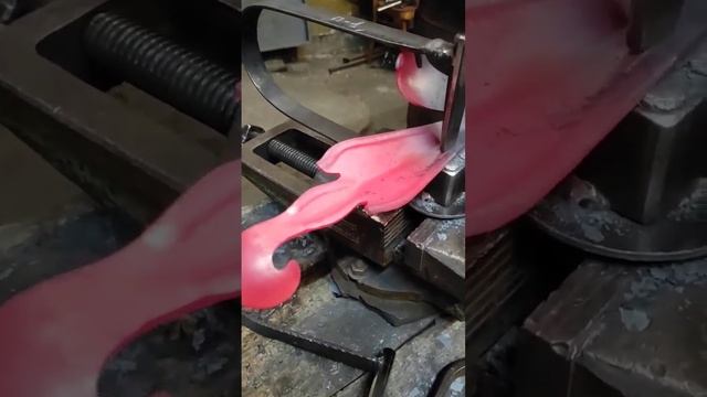 Так растут кованые листья на благодатной почве Арт Кузницы. Павел Березин знает об акантах почти вс смотреть онлайн