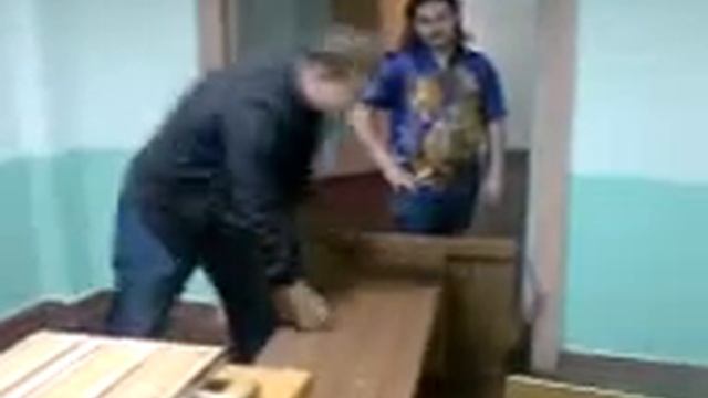 сломал парту кулаком.3gp смотреть онлайн