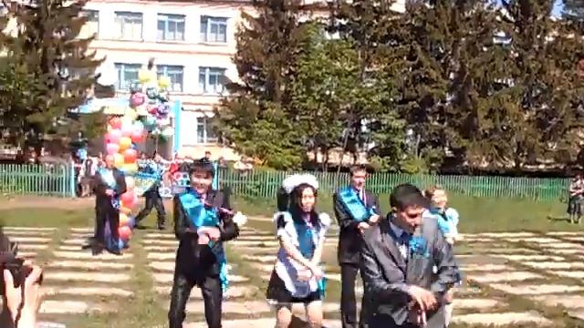 11 класс танцуют танец на последний звонок 1 часть.))) смотреть онлайн