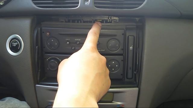 Renault Laguna 2 jak zdemontować klapkę maskującą radio. смотреть онлайн