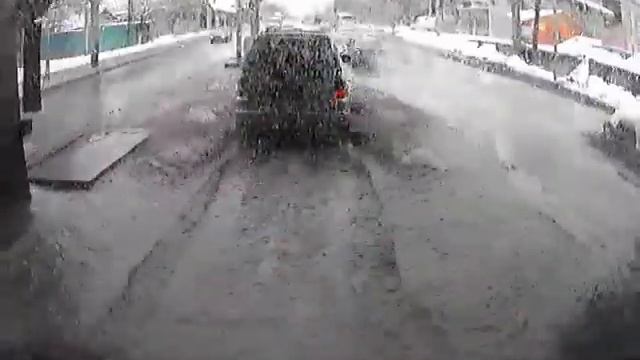 Алматы. Утонувшая в луже машина 20150312 1024 смотреть онлайн