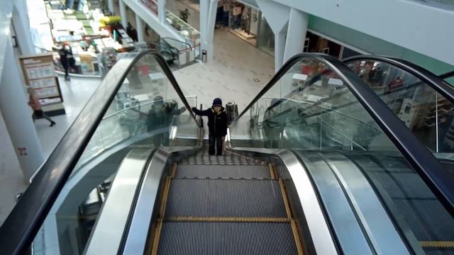 первый раз на эскалаторе.
