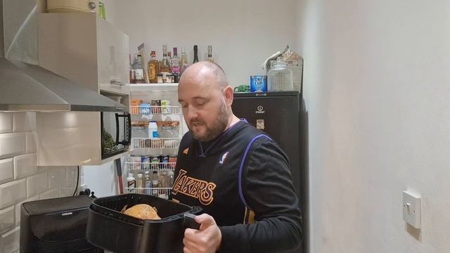 Can you cook a FULL CHICKEN in a BASKET AIR FRYER ??? - 1.2kg Fresh Chicken from ALDI in the COSORI смотреть онлайн