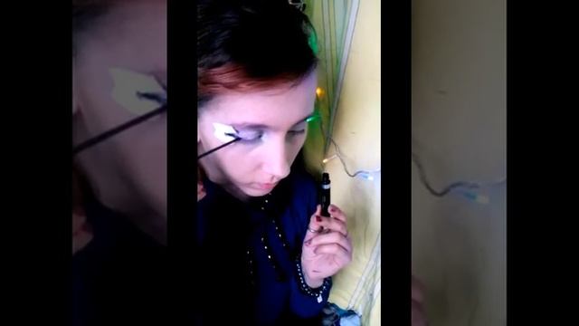 Графичный макияж в стиле 90-х смотреть онлайн