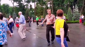 ПУСТЬ СДОХНУТ ТЕ, КТО НАС НЕ ЗАХОТЕЛ! ТАНЦЫ В ПАРКЕ ГОРЬКОГО ХАРЬКОВ.mp4