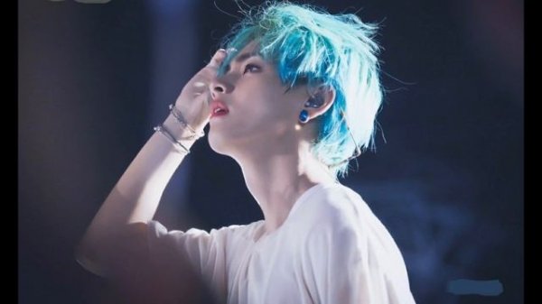 ПАРЕНЬ С СИНИМИ ВОЛОСАМИ / Фанфик / BTS