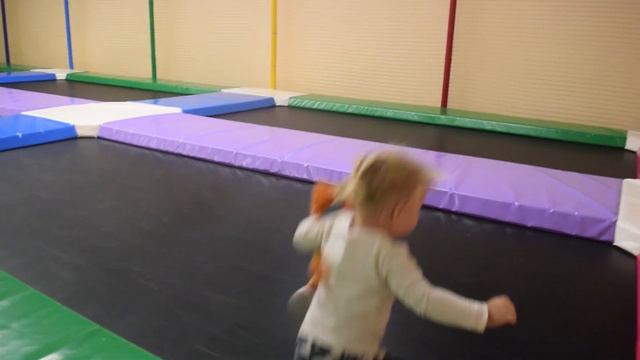 Маленькая София прыгает на батуте  Little Sofia Is Jumping On The Trampoline With Best Friend