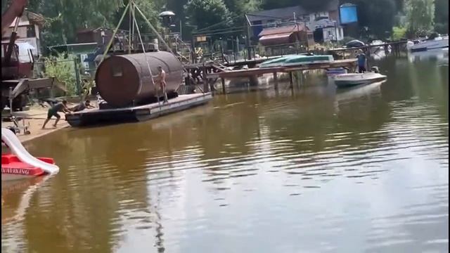 Установка и спуск плавучей бани на воду. Ильинский пляж смотреть онлайн