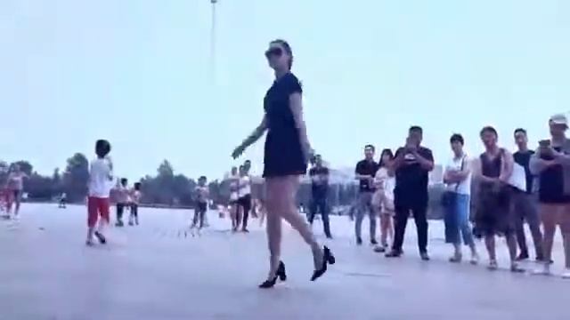 Dziewczyna tańczy na ulicy смотреть онлайн