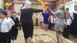 Танец выпускников с сотрудниками детского сада