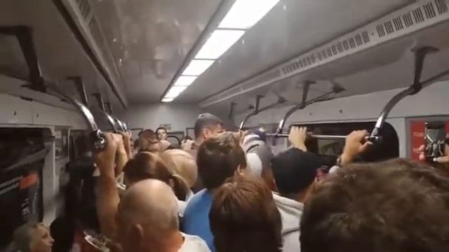 Обезьяна в метро смотреть онлайн