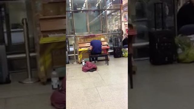 Amazing Pianist Playing in St Pancras Station in London смотреть онлайн