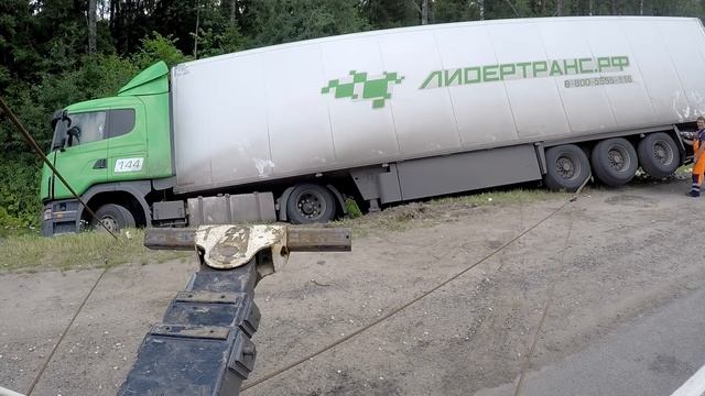 Грузовой эвакуатор. Фура на боку в обочине смотреть онлайн
