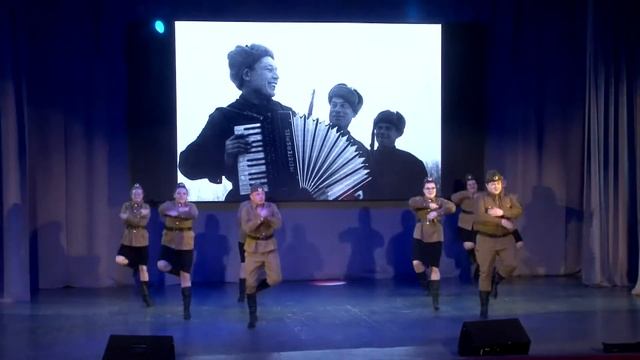 Танец "Брянская улица" - исполняют педагоги школы №2, г.Глазов смотреть онлайн