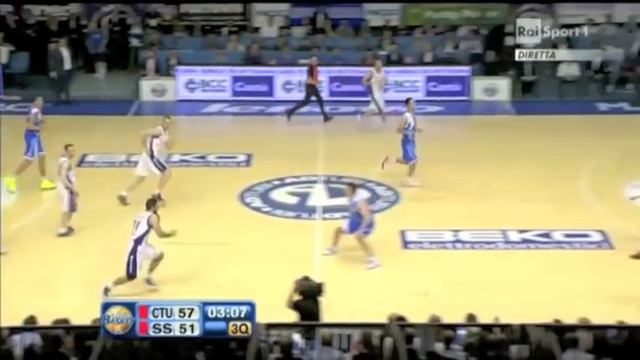 Pazzesco buzzer beater di Pietro Aradori! смотреть онлайн
