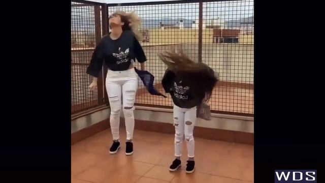 Mother And Daughter Dancing - Ed Sheeran - Shape of You смотреть онлайн