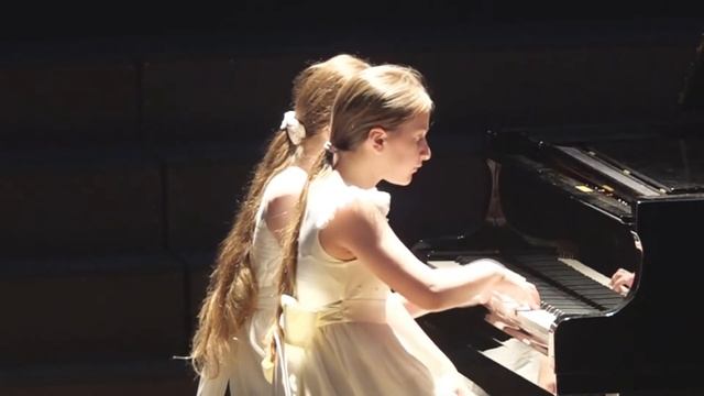 Ирина Манза и Мария Кириллова. С. Сиротин "Полька-Карабас" смотреть онлайн