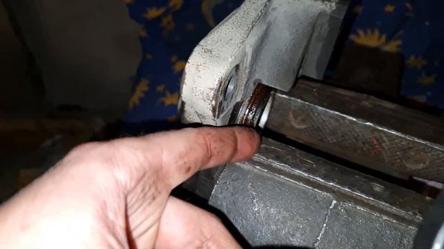 Установка ремкомплекта на передние тормозные суппорта на Toyota Hilux Surf KZN185 1KZ-TE смотреть онлайн