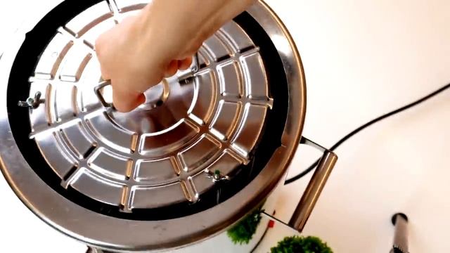 Раскладываю по банкам и ставлю в холодильник, потом просто открываю когда нужно смотреть онлайн