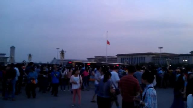Снятие национального флага Китая на площади Tian'anmen. Пекин смотреть онлайн