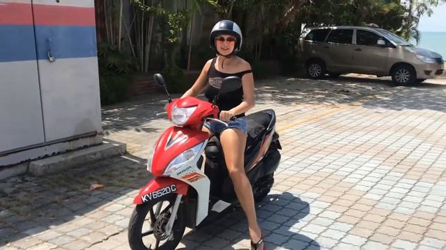 В первый раз за рулём скутера. смотреть онлайн