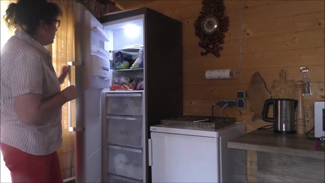 Два новых холодильника. И всё ровно мало места. смотреть онлайн