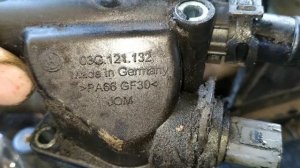 Замена тройника системы охлаждения (фланца охлаждающей жидкости)  VW B6 , Caddy, А5  2.0 TDI (BMR)