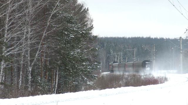 Пассажирский поезд проносится на скорости смотреть онлайн