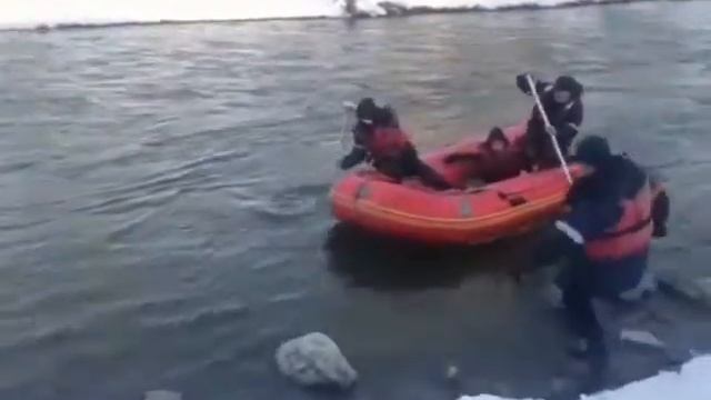Спасатели оказали помощь детям, оставшимся на берегу реки смотреть онлайн